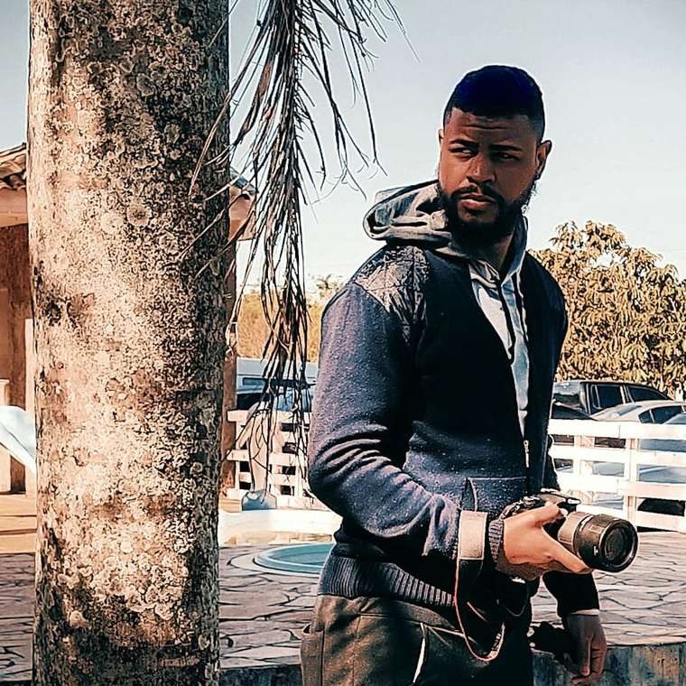 Thiago Baptista, fotógrafo e videomaker esportivo, com câmera em mãos