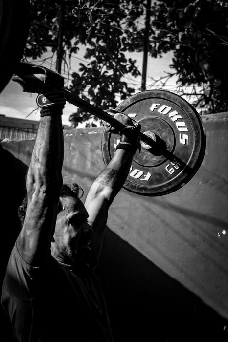 Exercício dinâmico em treino de academia