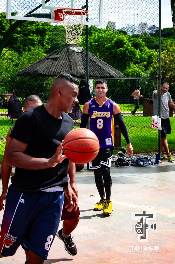 Jogador de basquete 3x3 avançando para a cesta