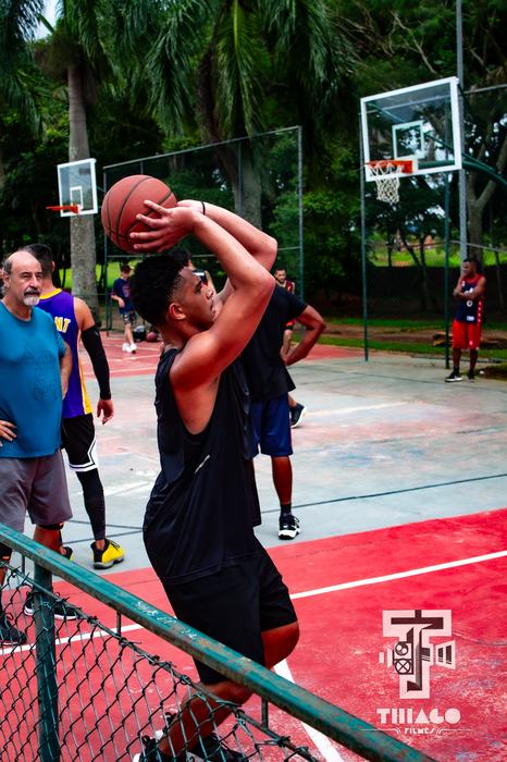 Disputa de bola em quadra de basquete 3x3
