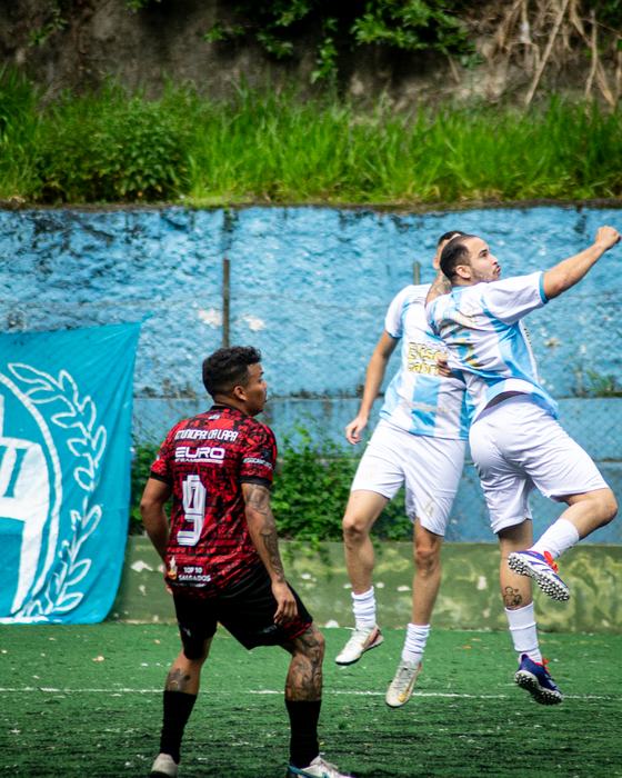 Lance de destaque em partida de futebol de várzea