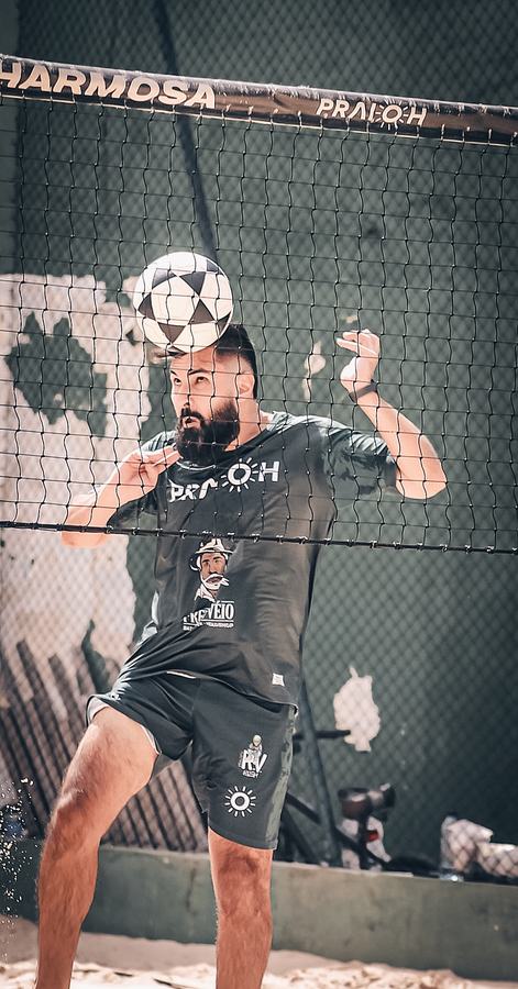 Bicicleta em jogo de futevôlei na praia