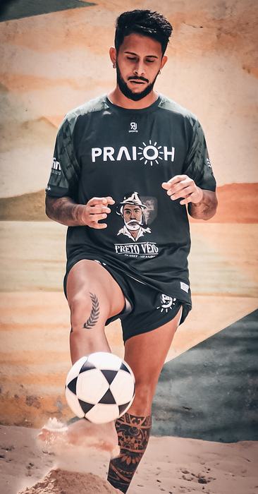 Jogada em partida de futevôlei